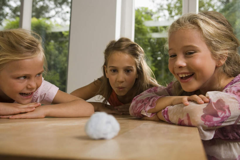 西方人,儿童,三个人,坐,笑,微笑,露齿笑,横图,室内,特写,白天,正面,T恤衫,游戏,纯洁,农作物,窗户,桌面,叶子,椅子,欧洲,欧洲人,一团,阴影,服装,柔软,光线,影子,棉花,绿叶,玩,T恤,注视,休闲装,娱乐,玻璃窗,纺织,小孩,衣服,白色,灰色,阳光,自然,吹,观察,看,休闲,健康,温暖,休闲服,嫩叶,可爱,童年,童趣,服饰,观看,活动,纤维,察看,发泄,关注,消遣,智力,自然风光,童真,烂漫,无邪,宣泄,柔和,暖和,天真,女孩,女人,女性,白种人,叶,叶片,玩耍,嬉戏,坐着,半身,彩图,女生