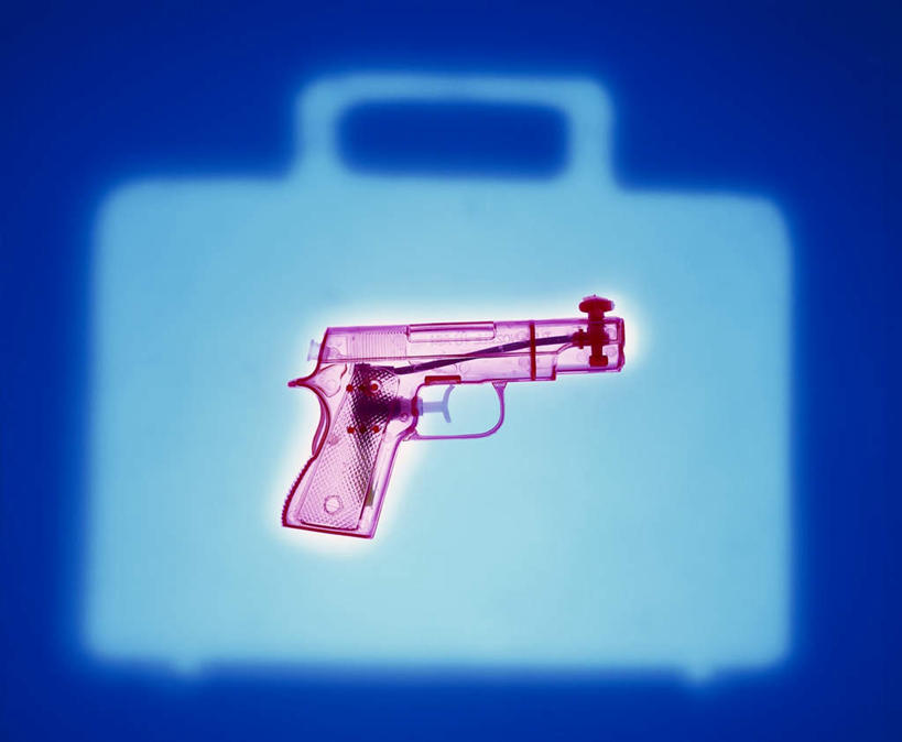 无人,横图,插画,室内,白天,正面,竞争,数码,科技,一把,对抗,阴影,冲突,网络,拉杆箱,旅行箱,枪,高光,几何,计算机图形,合成,图画,破坏,画,行李箱,箱子,武器,战争,出差,损坏,电脑合成图,数码合成图,透视,攻击,威胁,对立,矛盾,兵器,防御,漫画,写实,具体,具象,敌对,挫败,斗争,抗拒,抗衡,杀伤,威慑,伤害,危险,彩图,旅行