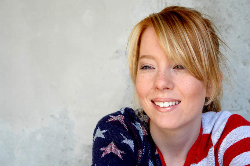 西方人,一个人,横图,室内,特写,白天,正面,欧洲,欧洲人,仅一个年轻女性,仅一个女性,仅一个人,阴影,服装,光线,影子,注视,衣服,阳光,观察,看,美女,美国国旗,服饰,观看,察看,衣着,穿着,关注,衣饰,玉人,雏鬘,娥眉,粉黛,红粉佳人,红袖,佳人,娇娆,靓女,丽姝,美眉,明姝,姝好,姝丽,姝子,妍姝,夭秾,年轻女性,女人,女性,白种人,半身,彩图,佳丽,丽人,美人