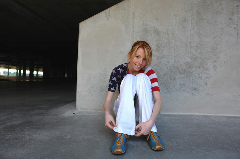 西方人,一个人,坐,横图,室外,特写,白天,正面,欧洲,欧洲人,仅一个年轻女性,仅一个女性,仅一个人,阴影,服装,光线,影子,墙,注视,墙壁,墙面,衣服,阳光,观察,看,美女,美国国旗,服饰,观看,察看,衣着,穿着,关注,衣饰,玉人,雏鬘,娥眉,粉黛,红粉佳人,红袖,佳人,娇娆,靓女,丽姝,美眉,明姝,姝好,姝丽,姝子,妍姝,夭秾,年轻女性,女人,女性,白种人,坐着,彩图,全身,佳丽,丽人,美人