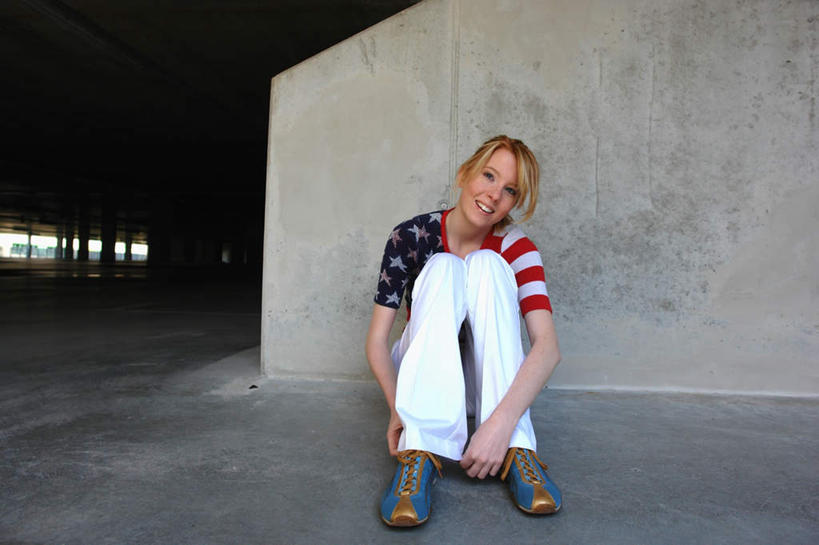 西方人,一个人,坐,横图,室外,特写,白天,正面,欧洲,欧洲人,仅一个年轻女性,仅一个女性,仅一个人,阴影,服装,光线,影子,墙,注视,墙壁,墙面,衣服,阳光,观察,看,美女,美国国旗,服饰,观看,察看,衣着,穿着,关注,衣饰,玉人,雏鬘,娥眉,粉黛,红粉佳人,红袖,佳人,娇娆,靓女,丽姝,美眉,明姝,姝好,姝丽,姝子,妍姝,夭秾,年轻女性,女人,女性,白种人,坐着,彩图,全身,佳丽,丽人,美人