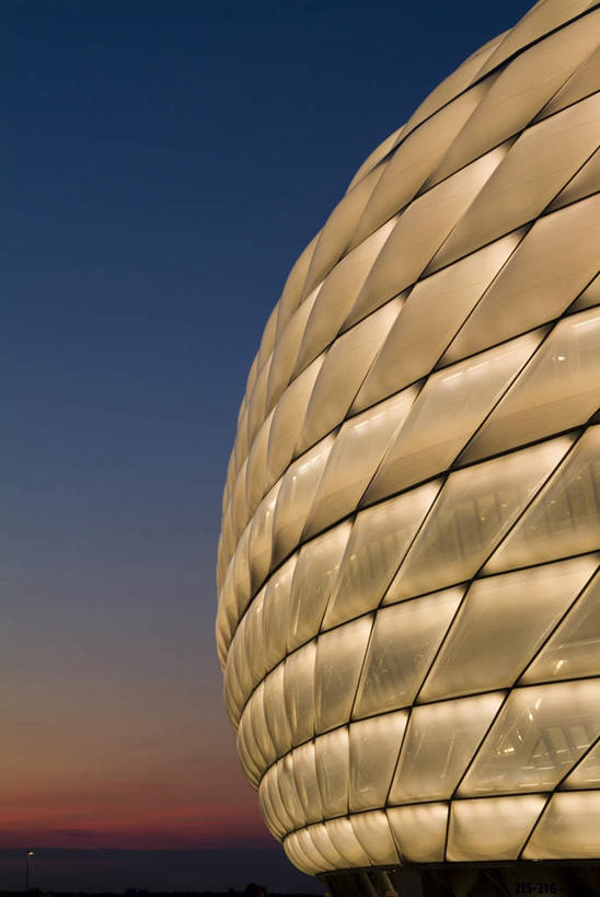 无人,足球场,体育馆,运动场,竖图,室外,白天,正面,草地,草坪,日落,植物,德国,欧洲,阴影,光线,影子,晚霞,霞光,云,云朵,落日,灯光,云彩,体育场,慕尼黑,草,蓝色,绿色,白色,白云,蓝天,天空,阳光,黄昏,天,彩霞,西欧,绿茵场,德意志联邦共和国,首府,运动馆,巴伐利亚,巴伐利亚州,拜恩州,拜恩自由州,夕照,安联球场,慕尼黑安联球场,夕阳,彩图,足球比赛场地,斜阳