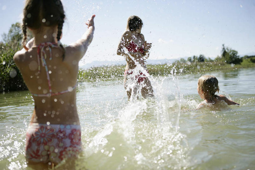 游泳,西方人,儿童,手,头发,家庭,母亲,女儿,儿子,横图,室外,白天,泳装,比基尼,纯洁,草地,草坪,河流,水,植物,欧洲,欧洲人,波纹,飞溅,溅,液体,河水,水滴,水流,涟漪,夏季,水珠,草,树,树木,小孩,背面,蓝色,绿色,蓝天,水纹,天空,自然,波浪,天,夏日,夏天,温暖,温馨,母女,母子,一家人,手部,可爱,母爱,童年,童趣,生长,成长,麻花辫,和睦,喷洒,泼,童真,烂漫,无邪,水晕,泅水,炎天,拍浮,天真,男孩,男人,男性,年轻女性,女孩,女人,女性,白种人,孩子,年轻人,半身,彩图,三点式,泳衣,融洽,男生,女生