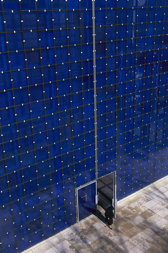 一个人,教堂,走,竖图,俯视,室外,白天,度假,美景,城市风光,城市,德国,欧洲,仅一个女性,仅一个人,阴影,节日,光线,工具,影子,景观,文化,娱乐,慕尼黑,阳光,祈祷,享受,休闲,健康,器械,景色,放松,许愿,宗教,仅一个老年女性,信仰,拐杖,纪念,祈求,手杖,西欧,医疗器械,信念,德意志联邦共和国,首府,辅助设备,巴伐利亚,巴伐利亚州,拜恩州,拜恩自由州,平安,老年女性,女人,女性,步行,散步,走路,彩图,高角度拍摄,全身,大教堂,礼拜堂,修女服,拄着