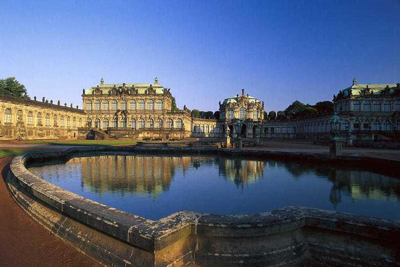 无人,横图,室外,白天,正面,度假,湖,湖泊,美景,水,城市风光,城市,德国,欧洲,波纹,湖面,景观,水流,水面,涟漪,娱乐,蓝色,倒影,蓝天,水纹,天空,波浪,湖水,天,享受,休闲,景色,放松,晴朗,倒映,象征,西欧,万里无云,德意志联邦共和国,水晕,意味,反照,德累斯顿,萨克森州,萨克森自由州,茨温格尔宫,晴空,晴空万里,彩图