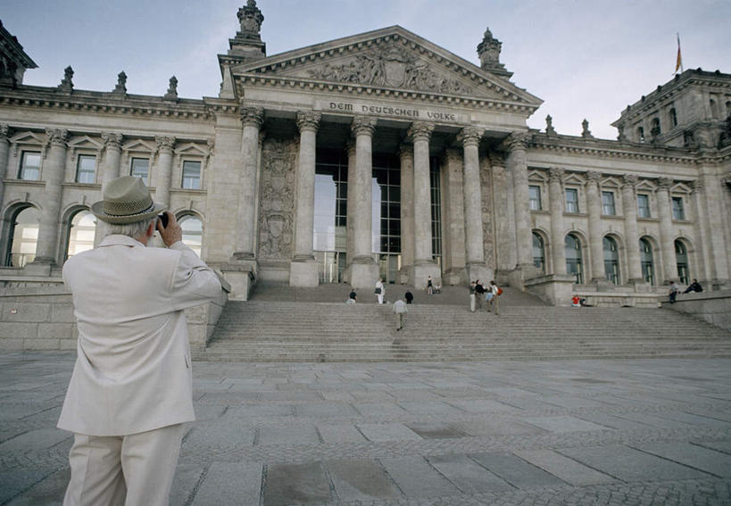 西方人,一个人,站,横图,室外,白天,旅游,度假,建筑,德国,欧洲,欧洲人,仅一个男性,仅一个人,阴影,光线,影子,云,云朵,拿,云彩,拿着,娱乐,拍照,背面,蓝色,白云,蓝天,天空,阳光,天,站着,仅一个老年男性,享受,休闲,放松,精致,一台,优美,政府大楼,西欧,精美,修建,德意志联邦共和国,修筑,精彩,精巧,照像,老年男性,男人,男性,白种人,照相机,站立,半身,彩图,照相