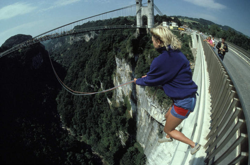 西方人,三个人,站,跳,拉,横图,俯视,室外,白天,旅游,度假,美景,森林,山,山脉,树林,植物,大桥,立交桥,桥梁,法国,欧洲,欧洲人,一座,阴影,光线,影子,景观,山峰,云,云朵,高架,斜拉桥,桥,山峦,云彩,娱乐,树,树木,蓝色,绿色,白云,蓝天,天空,阳光,自然,绳子,群山,天,站着,享受,休闲,景色,放松,生长,成长,绳索,连绵,绵延,自然风光,法兰西共和国,法兰西第五共和国,勇敢,伤害,联贯,大胆,英勇,危险,男人,男性,女人,女性,中年男性,中年女性,白种人,跳跃,站立,彩图,高角度拍摄,全身