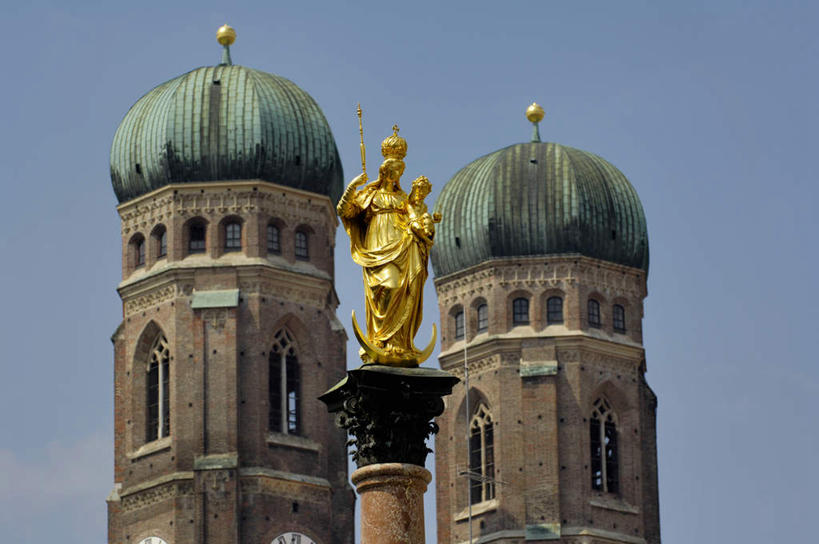 无人,教堂,横图,室外,特写,白天,仰视,旅游,度假,名胜古迹,标志建筑,地标,建筑,雕塑,德国,欧洲,阴影,节日,遗迹,艺术,装饰,光线,雕刻,雕像,影子,柱子,古迹,文化,文物,娱乐,建设,古建筑,慕尼黑,蓝色,蓝天,天空,阳光,工艺品,天,祈祷,享受,休闲,健康,旅游胜地,放松,许愿,宗教,信仰,晴朗,纪念,祈求,美术,西欧,主题,陈列,信念,古文明,万里无云,德意志联邦共和国,首府,功能,美学,巴伐利亚,巴伐利亚州,拜恩州,拜恩自由州,玛利亚广场,平安,晴空,晴空万里,彩图,低角度拍摄,大教堂,礼拜堂