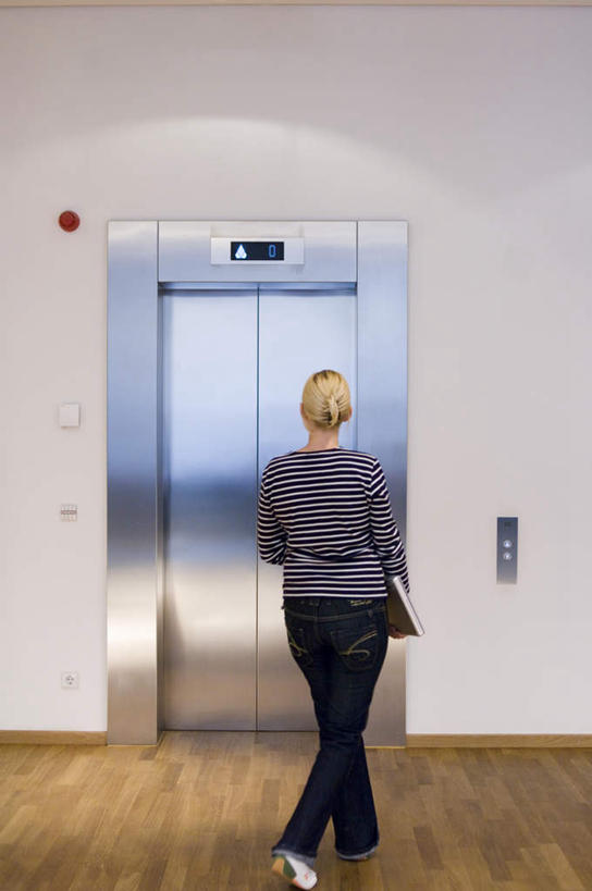 西方人,一个人,站,竖图,室内,白天,地板,电梯,卢森堡,欧洲,欧洲人,仅一个年轻女性,仅一个女性,仅一个人,阴影,光线,影子,墙,地面,运输工具,木地板,墙壁,墙面,背面,阳光,站着,升降梯,西欧,卢森堡大公国,年轻女性,女人,女性,白种人,站立,彩图,全身,升降设备