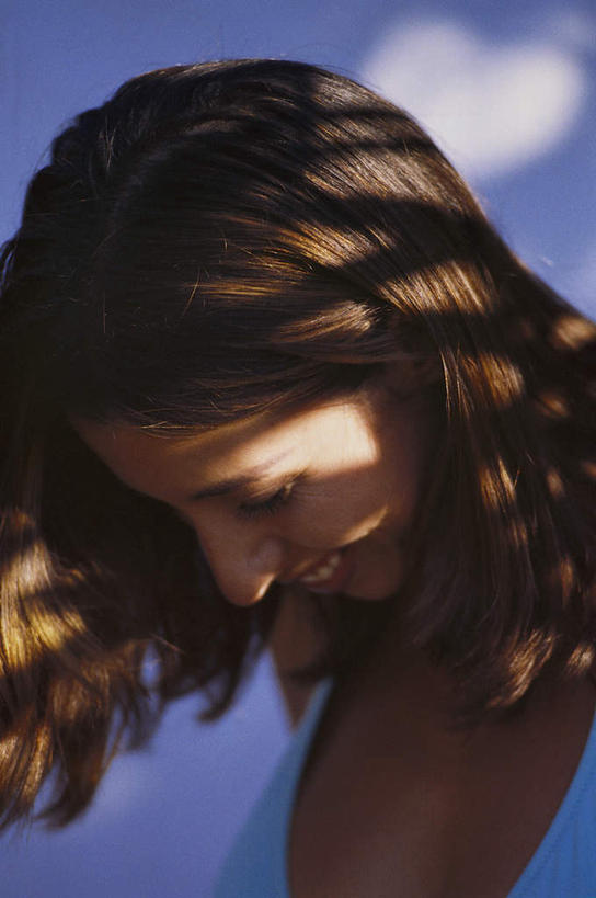 西方人,脸,头,脸颊,头发,一个人,竖图,室内,白天,侧面,欧洲,欧洲人,仅一个女性,仅一个人,阴影,飘扬,光线,影子,阳光,低头,仅一个中年女性,美女,飘逸,飞扬,玉人,雏鬘,娥眉,粉黛,红粉佳人,红袖,佳人,娇娆,靓女,丽姝,美眉,明姝,姝好,姝丽,姝子,妍姝,夭秾,女人,女性,中年女性,白种人,头部,脸部,脸蛋,面部,半身,彩图,佳丽,丽人,美人