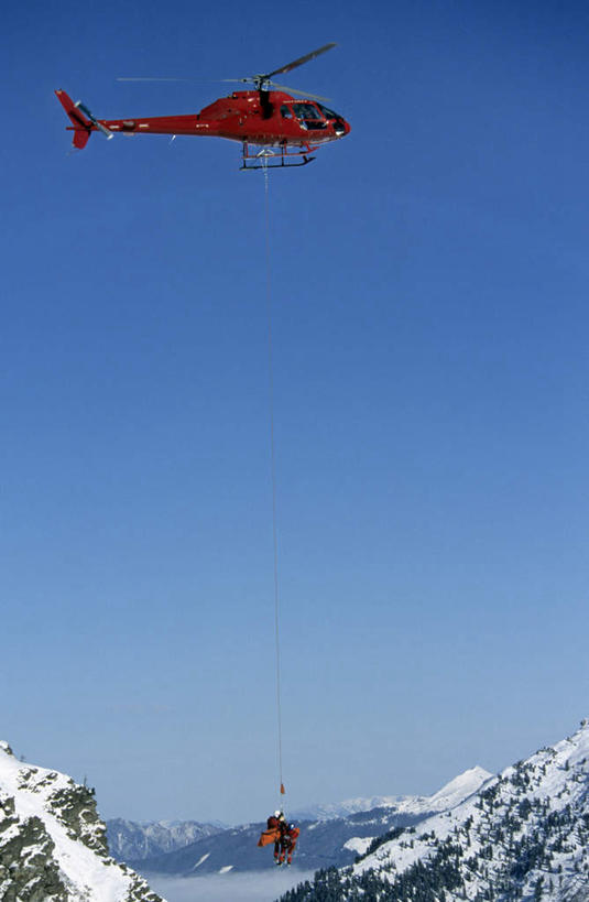 西方人,一个人,竖图,室外,白天,运动服,美景,森林,山,树林,雪,雪山,植物,大雪,飞机,奥地利,欧洲,欧洲人,仅一个男性,仅一个人,吊挂,悬挂,服装,冰,积雪,景观,山峰,雪景,冬季,冬天,山峦,挂,航空,树,树木,仅一个年轻男性,背面,衣服,蓝色,绿色,蓝天,天空,自然,交通工具,天,景色,寒冷,服饰,生长,晴朗,成长,直升机,直升飞机,冰冷,衣着,穿着,自然风光,载具,救援,中欧,万里无云,严寒,奥地利共和国,蒂罗尔,蒂罗尔州,冰凉,酷寒,凛冽,凛凛,极冷,衣饰,救济,营救,男人,男性,年轻男性,白种人,晴空,晴空万里,彩图,全身,运动装