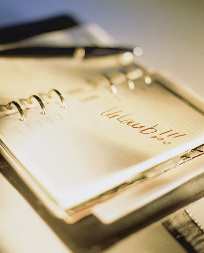 无人,竖图,室内,白天,白色背景,正面,神秘,一本,阴影,朦胧,模糊,光线,英文,笔,标志,文字,影子,字符,字母,办公用品,钢笔,记事本,标识,文具,阳光,本子,笔记本,学习用品,摄影,影棚,英文字母,日记,文具用品,一支,书写,秘密,机密,奥秘,誊写,诡秘,彩图,影棚拍摄,拍摄