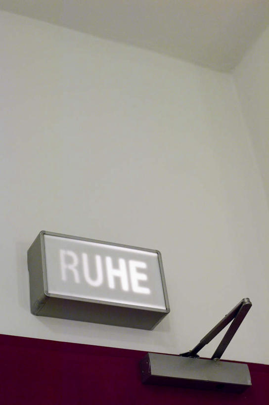 无人,竖图,室内,白天,仰视,门,天花板,平静,英文,标志,文字,字符,字母,标识,路牌,白色,门框,安静,英文字母,宁静,卫生,静谧,纯真,镇静,洁净,冷静,沉静,光明,恬静,中间色,安祥,僻静,清静,太平,朴素,清白,彩图,低角度拍摄