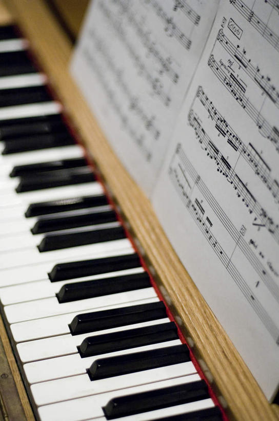 无人,竖图,俯视,室内,白天,键盘,剧院,书籍,钢琴,乐谱,乐器,五线谱,音乐,键盘乐器,节拍,音符,符头,符干,符尾,乐章,彩图,高角度拍摄,剧场