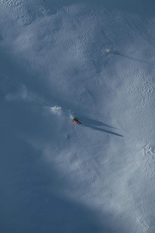 西方人,一个人,竖图,室外,白天,正面,锻炼,旅游,度假,运动,山,山脉,雪,大雪,奥地利,欧洲,欧洲人,仅一个男性,仅一个人,滑雪,积雪,山峰,雪景,冬季,冬天,山峦,注视,娱乐,运动器械,车,仅一个年轻男性,交通工具,群山,观察,看,享受,休闲,健身器械,放松,寒冷,观看,滑雪板,滑雪鞋,雪橇,察看,关注,载具,室外运动,健身器材,雪橇车,户外运动,滑雪服,速降,滑雪装备,中欧,严寒,奥地利共和国,下移,男人,男性,年轻男性,白种人,彩图,全身,健身,运动器材