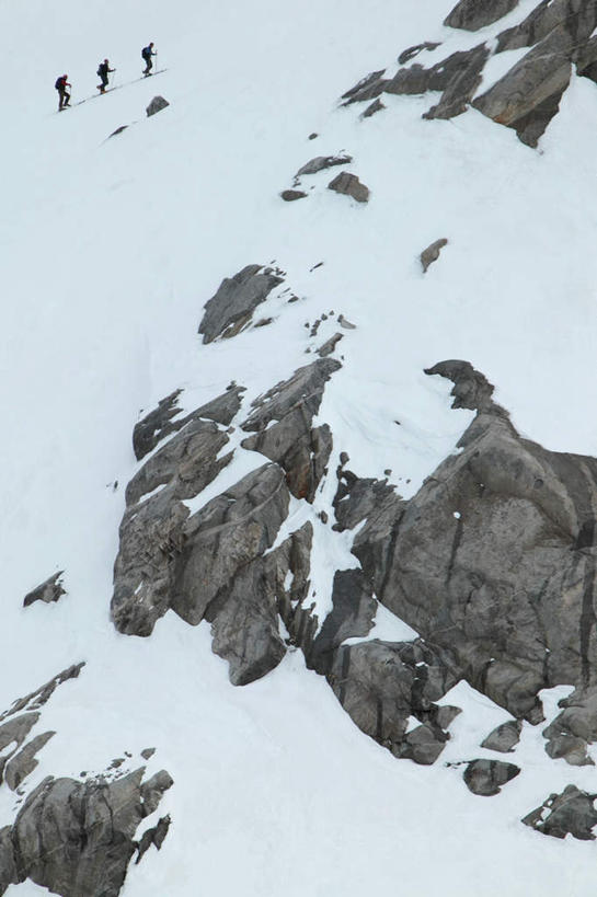 西方人,三个人,竖图,室外,白天,侧面,锻炼,旅游,度假,运动,雪,大雪,瑞士,欧洲,日本,欧洲人,亚洲,滑雪,积雪,雪景,冬季,冬天,娱乐,运动器械,车,交通工具,一列,享受,休闲,健身器械,放松,寒冷,滑雪板,雪橇,载具,室外运动,健身器材,雪橇车,户外运动,滑雪服,滑雪装备,东亚,中欧,本州,本州岛,日本国,中部地方,日本阿尔卑斯山脉,严寒,瑞士联邦,格劳宾登州,格劳宾登,男人,男性,年轻男性,年轻女性,女人,女性,白种人,彩图,全身,健身,运动器材