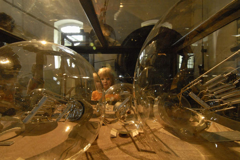 西方人,儿童,一个人,博物馆,站,横图,室内,白天,正面,纯洁,仪器,窗户,玻璃,欧洲,欧洲人,仅一个女性,仅一个人,阴影,研究,透明,光线,影子,墙,教育,注视,玻璃窗,墙壁,墙面,玻璃制品,小孩,阳光,观察,看,站着,仅一个小孩,可爱,童年,童趣,观看,展览,展台,察看,关注,欣赏,陈列,童真,烂漫,无邪,典藏,天真,女孩,女人,女性,白种人,孩子,站立,半身,彩图,女生