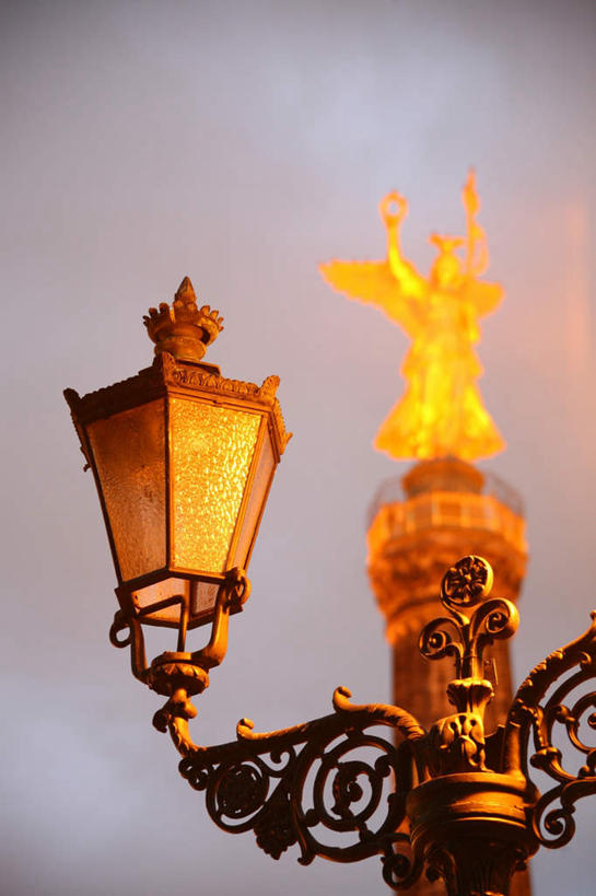 无人,家,竖图,室外,夜晚,仰视,旅游,度假,美景,别墅,城市风光,标志建筑,城市,地标,建筑,路灯,照明,雕塑,阴影,艺术,装饰,光线,雕刻,雕像,影子,房屋,屋子,景观,公寓,纪念碑,建筑群,灯光,娱乐,建设,洋房,楼房,特色,住宅,灯,蓝色,蓝天,天空,阳光,自然,工艺品,天,享受,休闲,旅游胜地,景色,放松,纪念,照亮,美术,照明设备,自然风光,主题,陈列,功能,美学,特点,特性,特征,蒂尔加藤公园,彩图,低角度拍摄,房子