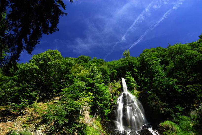 无人,横图,室外,白天,仰视,旅游,度假,草地,草坪,美景,瀑布,山,水,植物,德国,欧洲,阴影,飞溅,溅,光线,液体,影子,景观,山峰,水滴,云,云朵,山峦,云彩,娱乐,水珠,草,树,树木,蓝色,绿色,白云,蓝天,天空,阳光,自然,天,享受,休闲,景色,放松,生长,晴朗,成长,西欧,喷洒,自然风光,德意志联邦共和国,图林根,跌水,晴空,彩图,低角度拍摄,图林根州