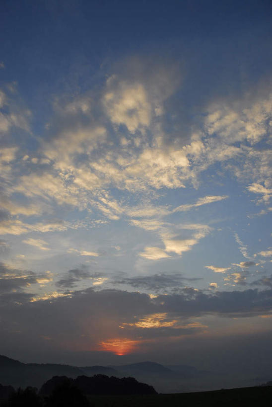 无人,竖图,室外,白天,正面,旅游,度假,日出,美景,山,山脉,太阳,植物,德国,欧洲,阴影,光线,影子,景观,山峰,云,云朵,朝霞,晨曦,黎明,山峦,云彩,娱乐,树,树木,蓝色,绿色,白云,蓝天,天空,阳光,自然,群山,天,享受,休闲,景色,放松,生长,晴朗,成长,西欧,自然风光,德意志联邦共和国,图林根,朝阳,晴空,彩图,破晓,图林根州