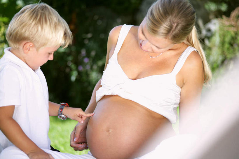 西方人,儿童,孕妇,两个人,家庭,母亲,儿子,坐,横图,室外,白天,正面,旅游,度假,纯洁,草地,草坪,石头,美景,植物,叶子,奥地利,欧洲,欧洲人,阴影,服装,光线,点,石子,影子,景观,绿叶,注视,娱乐,草,小孩,衣服,绿色,白色,阳光,自然,低头,观察,看,享受,休闲,温暖,温馨,母子,一家人,怀孕,嫩叶,景色,放松,可爱,母爱,童年,童趣,服饰,观看,和睦,察看,待产,衣着,穿着,关注,自然风光,童真,烂漫,无邪,中欧,奥地利共和国,妊娠,准妈妈,衣饰,天真,男孩,年轻女性,女人,女性,白种人,孩子,年轻人,产妇,叶,叶片,石块,岩石,坐着,半身,彩图,融洽,男生