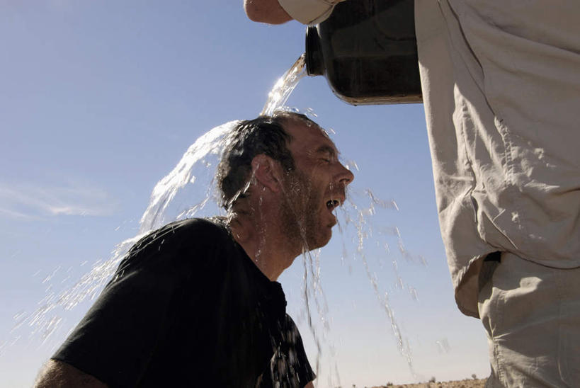 西方人,两个人,蹲,横图,室外,白天,仰视,旅游,度假,美景,沙漠,水,欧洲,非洲,突尼斯,欧洲人,阴影,光线,桶,液体,影子,景观,水滴,云,云朵,拿,云彩,拿着,娱乐,一个,蓝色,白云,蓝天,天空,阳光,自然,容器,天,享受,休闲,景色,放松,浇,储藏,储存,自然风光,北非,阿非利加洲,突尼斯共和国,男人,男性,中年男性,非洲人,大漠,砂漠,蹲着,半身,彩图,低角度拍摄,贮存