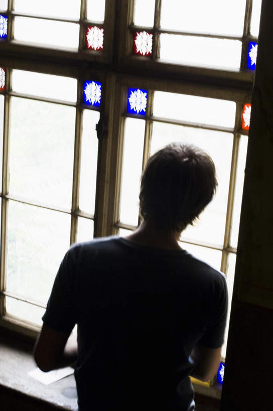 西方人,一个人,家,站,竖图,俯视,室内,白天,窗户,德国,欧洲,欧洲人,仅一个男性,仅一个人,仅一个中年男性,阴影,光线,影子,房屋,屋子,楼房,玻璃窗,住宅,阳光,站着,西欧,德意志联邦共和国,萨克森州,萨克森自由州,男人,男性,中年男性,白种人,站立,半身,彩图,高角度拍摄,房子