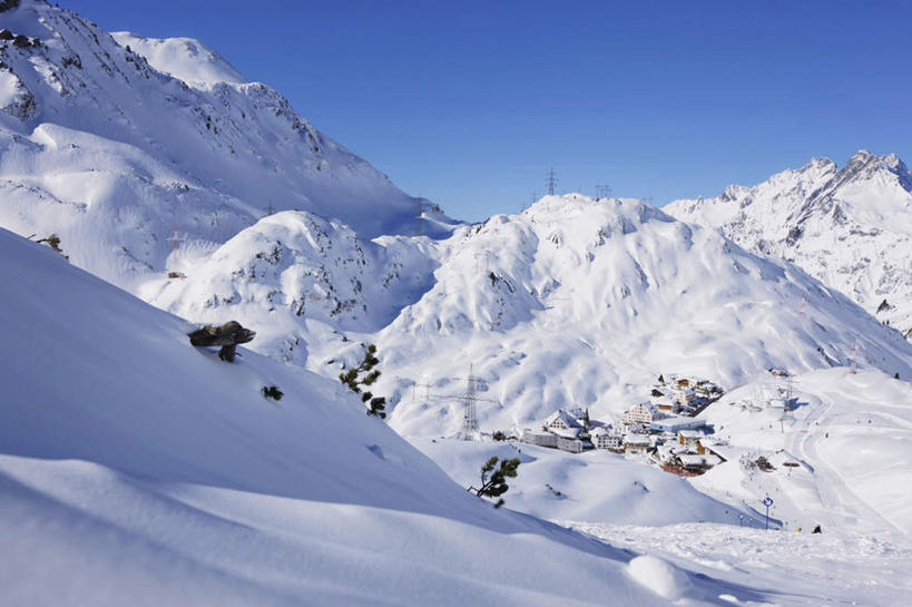 无人,横图,室外,白天,正面,旅游,度假,山,雪,雪山,大雪,奥地利,欧洲,阴影,光线,影子,房屋,屋子,冰,积雪,山峰,雪景,冬季,冬天,山峦,文化,娱乐,蓝色,风景,蓝天,天空,阳光,天,享受,休闲,景色,放松,寒冷,晴朗,风光,冰冷,景物,中欧,万里无云,严寒,奥地利共和国,冰凉,酷寒,凛冽,凛凛,极冷,风物,光景,景致,雪屋,晴空,晴空万里,彩图,房子,小屋