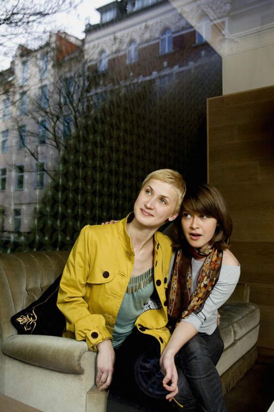 西方人,两个人,家,坐,笑,微笑,露齿笑,竖图,室内,白天,正面,植物,窗户,落地窗,沙发,欧洲,欧洲人,服装,裤子,装饰,房屋,屋子,注视,牛仔裤,休闲装,楼房,玻璃窗,住宅,树,树木,衣服,绿色,自然,围巾,观察,看,休闲,温暖,休闲服,服饰,生长,成长,围脖,观看,保暖,华丽,点缀,察看,夹克,御寒,关注,布艺沙发,衬托,美观,雅致,雅观,茄克,年轻女性,女人,女性,白种人,坐着,半身,彩图,房子