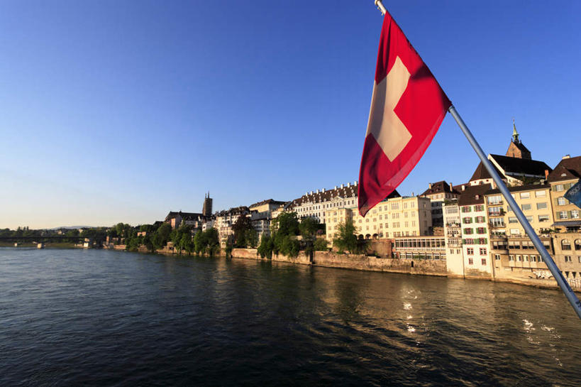 无人,家,横图,室外,白天,正面,旅游,度假,湖,湖泊,美景,水,植物,窗户,旗帜,国旗,瑞士,欧洲,阴影,波纹,光线,旗杆,影子,房屋,墙,屋子,湖面,景观,水流,水面,涟漪,娱乐,楼房,玻璃窗,墙壁,墙面,住宅,树,树木,蓝色,绿色,倒影,蓝天,水纹,天空,阳光,自然,波浪,湖水,天,享受,休闲,景色,放松,生长,成长,倒映,自然风光,中欧,水晕,瑞士联邦,反照,巴塞尔城市州,旗,彩图,房子