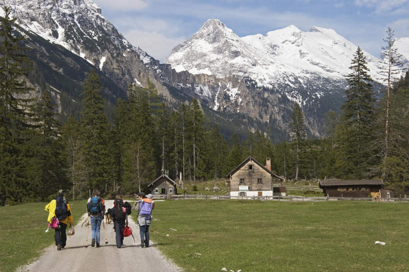 四个人,伙伴,朋友,家,横图,室外,白天,旅游,度假,友谊,草地,草坪,山,树林,雪,雪山,植物,大雪,道路,路,公路,阿尔卑斯山,阴影,服装,裤子,光线,包,影子,房屋,屋子,冰,积雪,泥土,山峰,雪景,冬季,冬天,交通,山峦,旅行包,牛仔裤,娱乐,楼房,住宅,草,树,树木,行走,背面,衣服,红色,蓝色,绿色,紫色,蓝天,天空,阳光,自然,背包,天,享受,休闲,放松,寒冷,服饰,生长,成长,冰冷,衣着,穿着,深色,背包客,严寒,旅游包,冰凉,酷寒,凛冽,凛凛,极冷,衣饰,友情,男人,男性,年轻男性,马路,彩图,全身,旅行,房子,双肩包