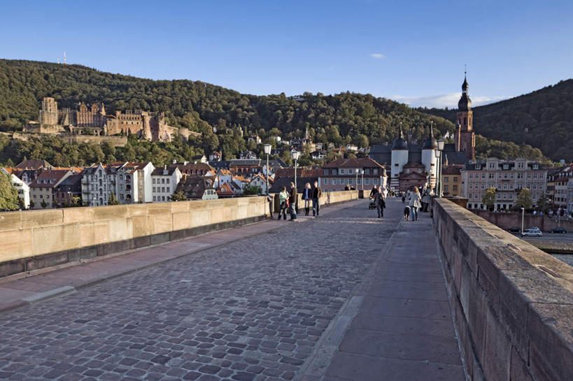 家,横图,室外,白天,正面,旅游,度假,草地,草坪,石头,美景,植物,城市风光,城市,建筑,行人,阴影,光线,石子,影子,房屋,屋子,景观,公寓,古城,桥,许多人,建设,石桥,洋房,楼房,路人,拱桥,住宅,栈桥,草,蓝色,绿色,蓝天,天空,阳光,天,一群人,休闲,景色,拱形,人行桥,石拱桥,哥特式风格,男人,男性,年轻男性,石块,岩石,彩图,全身,观光,房子