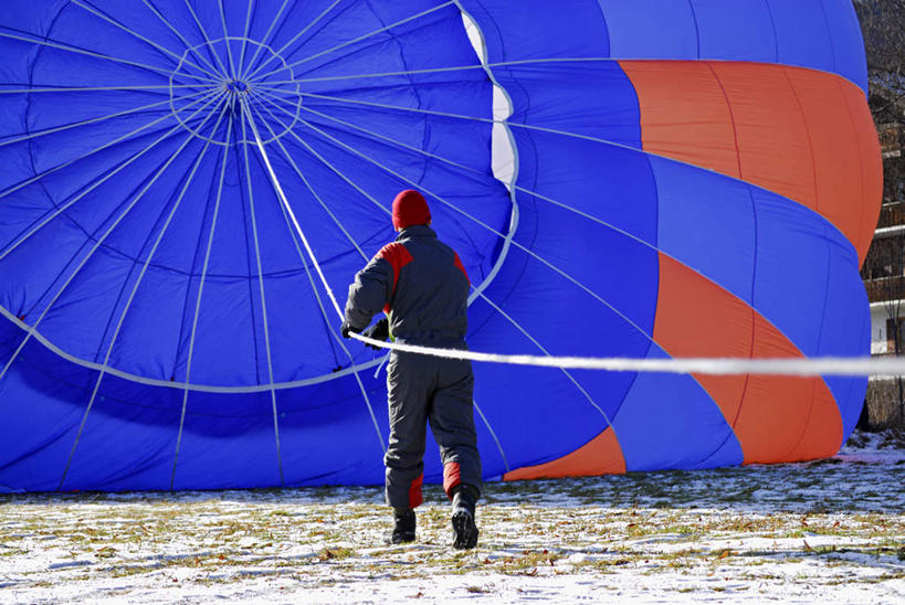 一个人,横图,室外,白天,锻炼,旅游,度假,运动,草地,草坪,植物,仅一个男性,仅一个人,阴影,服装,飞行,光线,影子,交通,娱乐,航空,草,仅一个年轻男性,背面,衣服,红色,蓝色,绿色,黑色,阳光,热气球,交通工具,享受,休闲,放松,运输,服饰,衣着,穿着,深色,载具,衣饰,体育,男人,男性,年轻男性,彩图,全身,健身