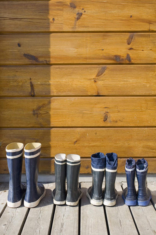 无人,竖图,室外,白天,正面,旅游,度假,地板,鞋子,阴影,光线,木板,影子,雨鞋,雨靴,地面,娱乐,靴子,木地板,黄色,蓝色,白色,黑色,阳光,享受,休闲,放松,顺序,胶鞋,户外运动,程序,次序,递次,依次,彩图