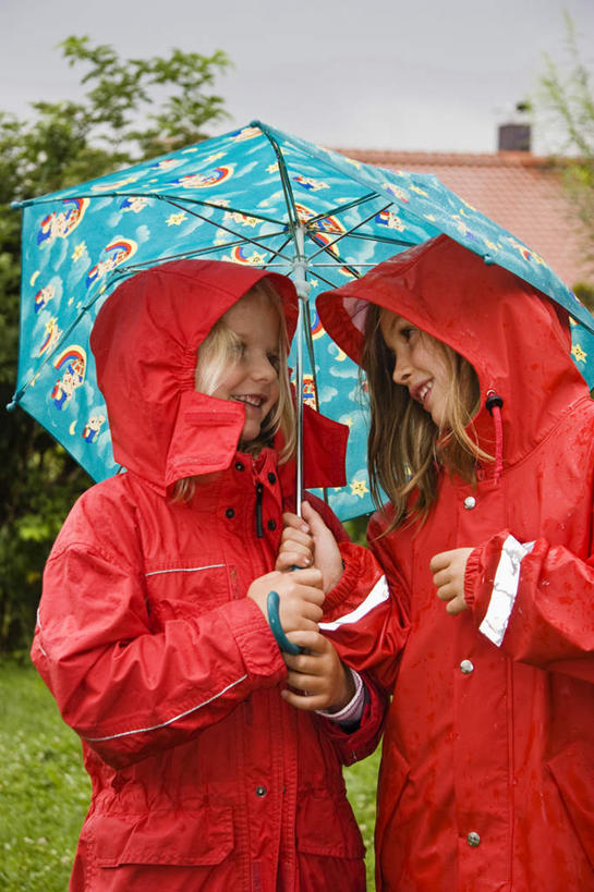 西方人,儿童,头发,两个人,站,笑,微笑,露齿笑,竖图,室外,白天,正面,旅游,度假,草地,草坪,美景,植物,欧洲,欧洲人,阴影,光线,伞,影子,雨伞,遮阳伞,房屋,屋子,景观,下雨,文化,娱乐,阳伞,草,树,树木,小孩,红色,蓝色,绿色,阳光,自然,撑伞,站着,享受,休闲,金色,景色,放松,生长,成长,自然风光,雨衣,雪屋,女孩,女人,女性,白种人,站立,半身,彩图,房子,小屋,女生