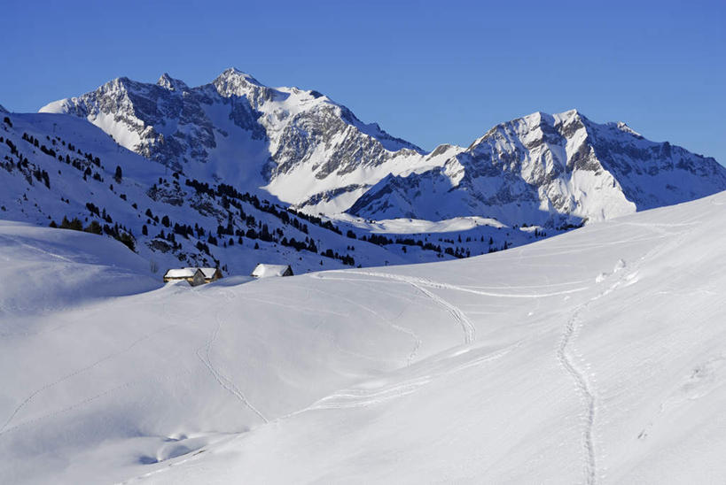 无人,横图,室外,白天,正面,旅游,度假,美景,山,雪,雪山,大雪,阴影,反射,光线,影子,房屋,屋子,冰,积雪,景观,山峰,雪景,冬季,冬天,山峦,文化,娱乐,蓝色,蓝天,天空,阳光,自然,天,享受,休闲,滑雪场,景色,放松,寒冷,冰冷,自然风光,严寒,冰凉,酷寒,凛冽,凛凛,极冷,雪屋,彩图,房子,小屋