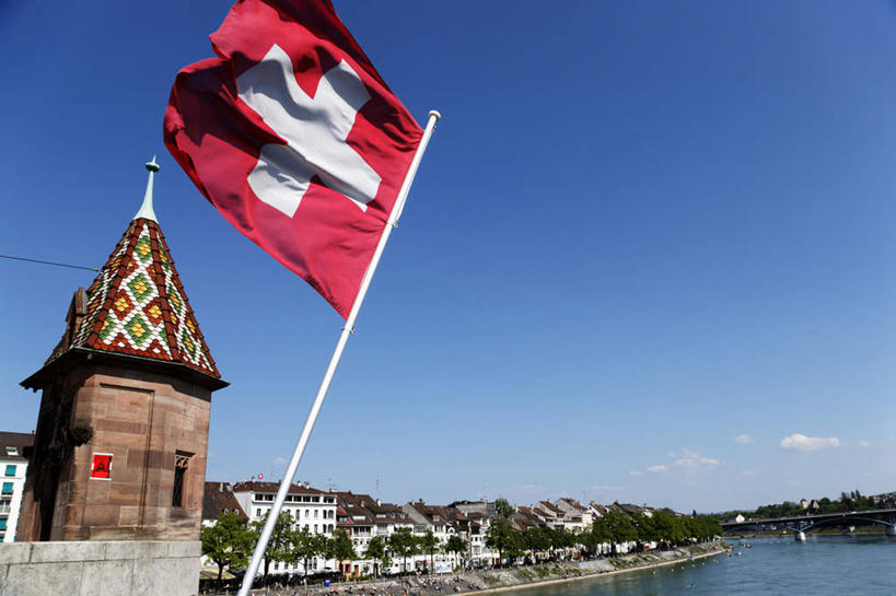 无人,家,横图,室外,白天,仰视,旅游,度假,河流,美景,水,植物,旗帜,国旗,瑞士,欧洲,一面,阴影,飘扬,光线,影子,房屋,屋子,河水,景观,水流,云,云朵,尖顶,云彩,娱乐,楼房,住宅,树,树木,蓝色,绿色,白云,蓝天,天空,阳光,自然,天,享受,休闲,景色,放松,生长,成长,飘逸,自然风光,飞扬,中欧,瑞士国旗,瑞士联邦,旗,彩图,低角度拍摄,房子