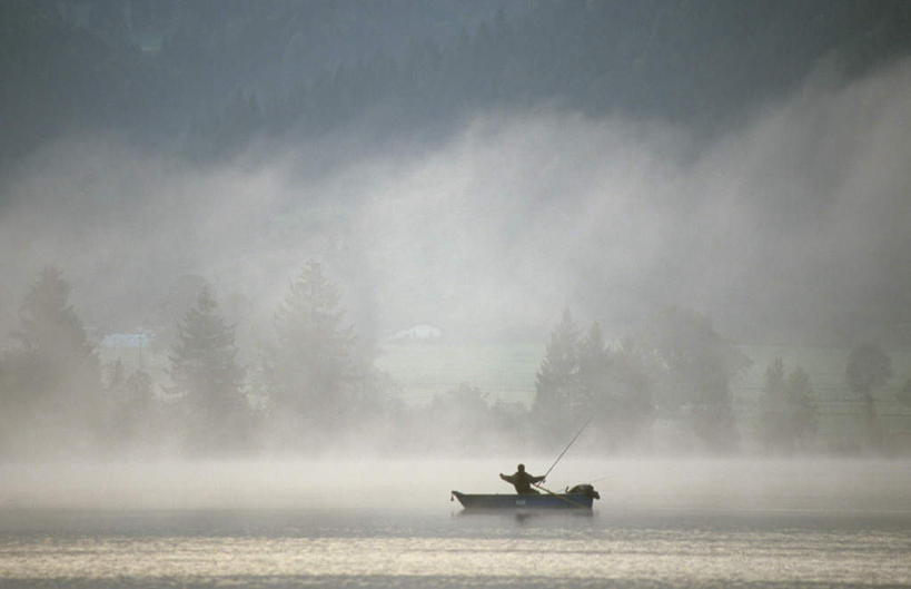 西方人,一个人,坐,横图,室外,白天,侧面,旅游,度假,湖,湖泊,美景,水,雾,船,德国,欧洲,欧洲人,仅一个男性,仅一个人,一条,阴影,朦胧,模糊,光线,影子,湖面,景观,水流,水面,木船,娱乐,仅一个年轻男性,阳光,自然,交通工具,湖水,享受,休闲,景色,放松,划,迷雾,舟,西欧,自然风光,载具,德意志联邦共和国,巴伐利亚,巴伐利亚州,拜恩州,拜恩自由州,男人,男性,年轻男性,白种人,大雾,坐着,彩图,全身