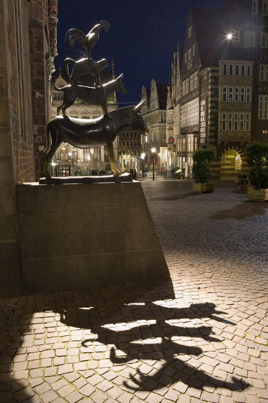 无人,家,竖图,室外,夜晚,正面,度假,美景,城市风光,城市,路灯,宠物,狗,鸡,野生动物,照明,雕塑,德国,欧洲,阴影,艺术,装饰,光线,雕刻,雕像,影子,房屋,屋子,景观,公寓,灯光,娱乐,洋房,楼房,家禽,住宅,灯,一只,动物,工艺品,享受,休闲,景色,放松,可爱,牲畜,活泼,纪念,照亮,美术,照明设备,西欧,主题,驴,陈列,忠诚,德意志联邦共和国,功能,美学,驴子,不莱梅,野驴,犬,彩图,全身,房子