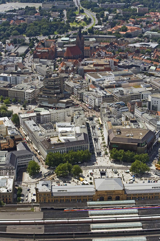 无人,家,教堂,竖图,俯视,航拍,室外,白天,旅游,度假,植物,标志建筑,地标,建筑,车站,德国,节日,房屋,屋子,公寓,站台,文化,娱乐,建设,洋房,楼房,月台,住宅,树,树木,绿色,自然,祈祷,享受,休闲,健康,旅游胜地,放松,许愿,宗教,信仰,生长,成长,纪念,祈求,西欧,鸟瞰,信念,德意志联邦共和国,首府,下萨克森州,下萨克森,汉诺威,平安,彩图,高角度拍摄,房子,大教堂,礼拜堂