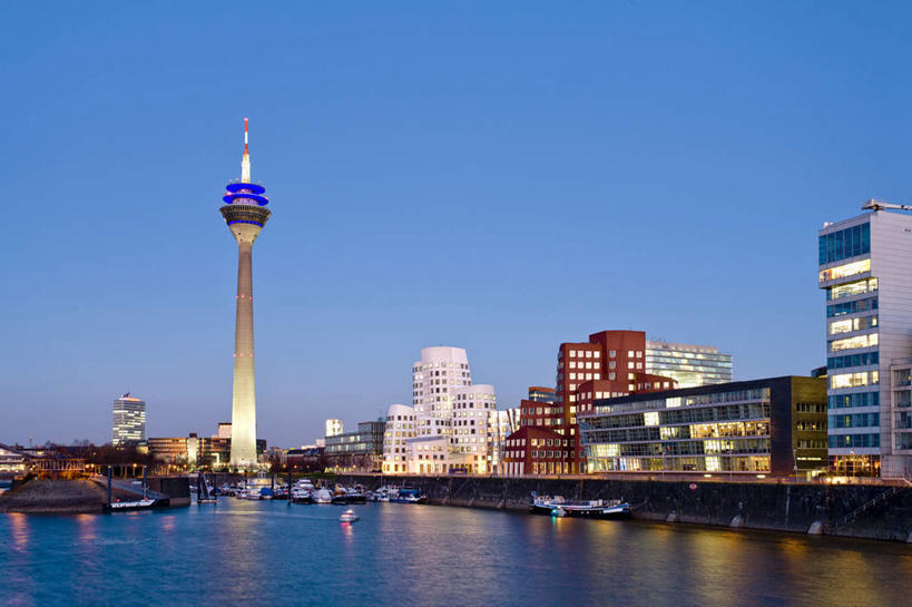 无人,高楼大厦,横图,室外,白天,正面,度假,湖,湖泊,美景,水,城市风光,城市,大厦,建筑,轮船,摩天大楼,船,照明,德国,欧洲,波纹,飞溅,溅,液体,湖面,景观,水滴,水流,水面,娱乐,建设,灯,水珠,蓝色,蓝天,水纹,天空,船尾波,灯具,交通工具,波浪,湖水,天,享受,休闲,景色,放松,晴朗,照亮,照明设备,西欧,喷洒,载具,前照灯,前大灯,万里无云,德意志联邦共和国,车前灯,莱茵兰.普法尔茨州,莱茵通讯塔,晴空,晴空万里,彩图,大楼,高层建筑,高楼,摩天楼