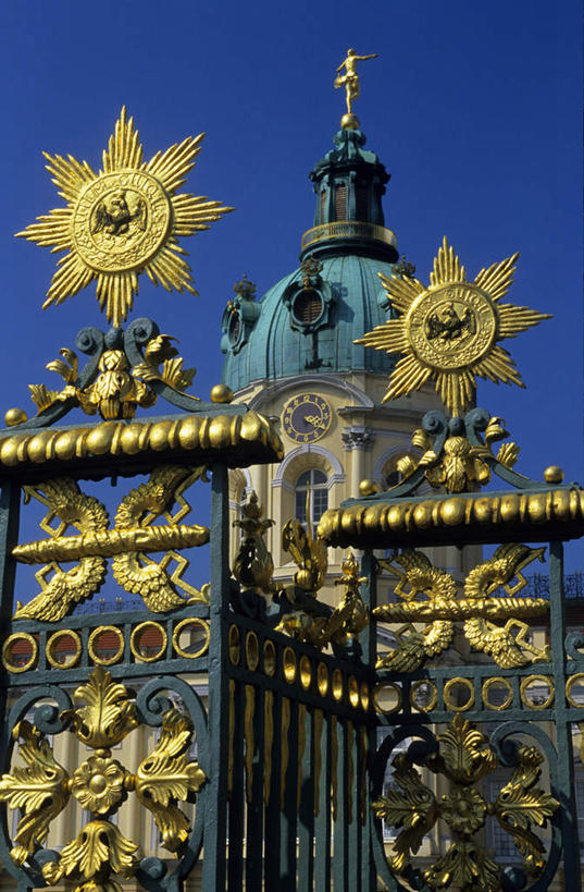 无人,竖图,室外,特写,白天,正面,度假,美景,城市风光,城市,雕塑,德国,欧洲,阴影,艺术,装饰,光线,雕刻,雕像,影子,堡垒,城堡,景观,首都,娱乐,柏林,蓝色,蓝天,天空,阳光,工艺品,天,享受,休闲,金色,景色,放松,晴朗,纪念,美术,富贵,西欧,要塞,主题,陈列,忠诚,万里无云,德意志联邦共和国,功能,美学,富丽,名誉,荣华,柏林州,夏洛滕堡宫,晴空,晴空万里,彩图