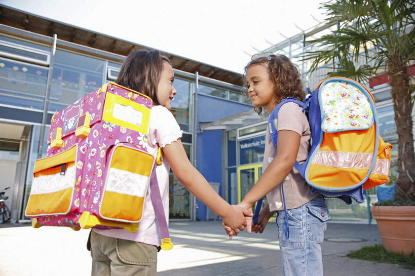 西方人,儿童,两个人,伙伴,朋友,家,站,握手,笑,微笑,露齿笑,横图,室外,白天,仰视,友谊,纯洁,草地,植物,铁树,花盆,欧洲,欧洲人,阴影,服装,裤子,光线,包,书包,影子,房屋,屋子,注视,牛仔裤,休闲装,楼房,住宅,草,小孩,衣服,蓝色,绿色,蓝天,天空,阳光,背包,天,观察,看,站着,休闲,休闲服,可爱,童年,童趣,服饰,晴朗,观看,单肩包,察看,神圣,关注,童真,烂漫,无邪,万里无云,庄严,番蕉,凤尾蕉,铁蕉,天真,友情,女孩,女人,女性,白种人,晴空,晴空万里,苏铁,避火蕉,搀手,拉手,手搀手,手拉手,手牵手,手握手,站立,半身,彩图,低角度拍摄,房子,女生