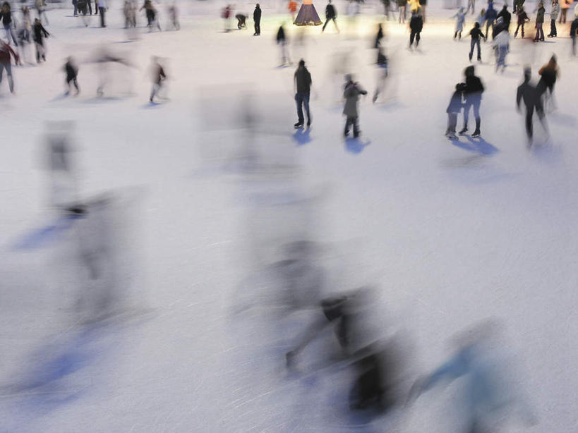 西方人,站,横图,俯视,室外,白天,侧面,运动服,锻炼,旅游,度假,运动,花样滑冰,滑冰,欧洲,欧洲人,阴影,服装,朦胧,模糊,光线,影子,地面,许多人,娱乐,衣服,阳光,站着,一群人,享受,休闲,滑雪场,放松,服饰,衣着,穿着,溜冰场,衣饰,冰上运动,冬季运动,体育,溜冰,男人,男性,年轻男性,年轻女性,女人,女性,白种人,站立,彩图,高角度拍摄,全身,健身,运动装