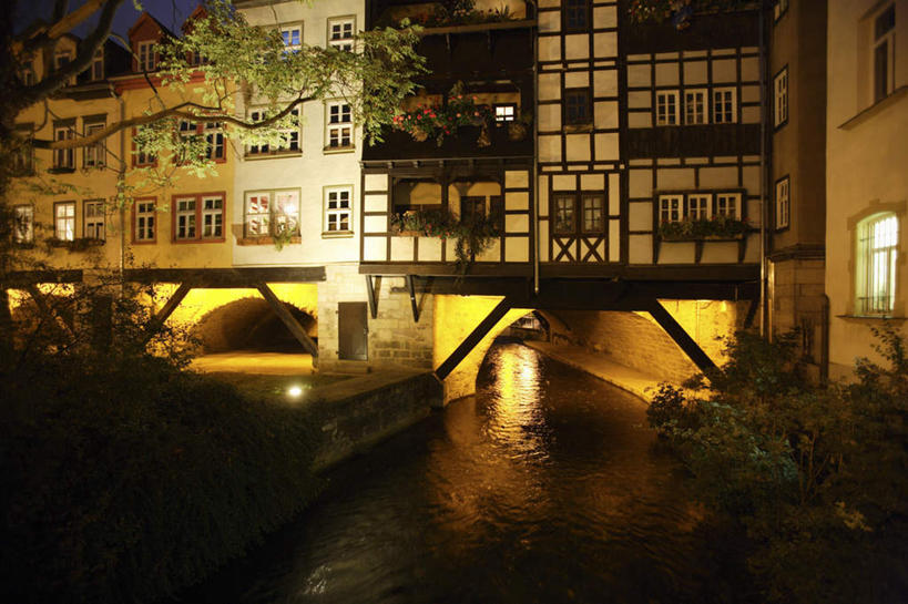 无人,家,横图,室外,夜晚,正面,旅游,度假,河流,石头,水,植物,别墅,标志建筑,地标,建筑,路灯,照明,德国,欧洲,阴影,波纹,光线,石子,影子,房屋,屋子,河水,水流,公寓,桥,灯光,涟漪,娱乐,建设,石桥,洋房,楼房,拱桥,住宅,栈桥,灯,树,树木,绿色,倒影,水纹,自然,波浪,享受,休闲,旅游胜地,放松,拱形,生长,成长,人行桥,石拱桥,照亮,倒映,照明设备,西欧,德意志联邦共和国,首府,水晕,反照,埃尔福特,埃尔富特,爱尔福特,图林根,石块,彩图,房子,图林根州