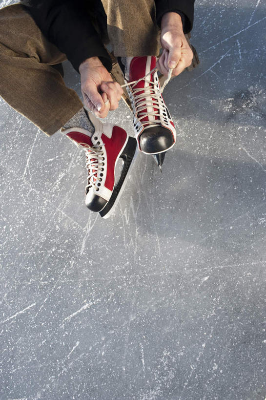 西方人,一个人,坐,竖图,俯视,室外,白天,旅游,度假,滚轴溜冰,欧洲,欧洲人,仅一个男性,仅一个人,阴影,服装,裤子,光线,鞋带,影子,冰,旱冰鞋,溜冰鞋,娱乐,衣服,阳光,仅一个老年男性,享受,休闲,轮滑鞋,放松,寒冷,系,服饰,冰冷,衣着,穿着,严寒,单排轮滑,冰凉,酷寒,凛冽,凛凛,极冷,衣饰,溜冰,轮滑,老年男性,男人,男性,白种人,坐着,半身,彩图,高角度拍摄,红