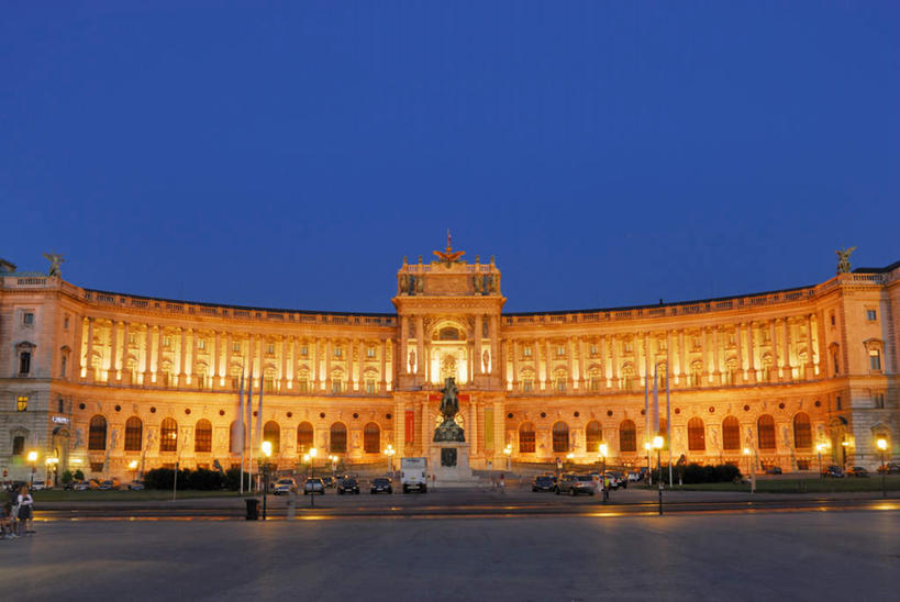 西方人,伙伴,朋友,宫殿,走,横图,室外,夜晚,侧面,旅游,度假,友谊,草地,草坪,植物,窗户,标志建筑,道路,地标,建筑,路,公路,照明,欧洲,欧洲人,阴影,光线,影子,堡垒,城堡,墙,屋顶,建筑群,灯光,交通,许多人,注视,娱乐,建设,玻璃窗,墙壁,墙面,灯,草,树,树木,蓝色,绿色,蓝天,天空,阳光,自然,灯具,天,观察,看,一群人,享受,休闲,射灯,放松,生长,成长,观看,照亮,察看,风格,照明设备,关注,巴洛克,友情,男人,男性,年轻男性,年轻女性,女人,女性,白种人,马路,步行,散步,走路,半身,彩图