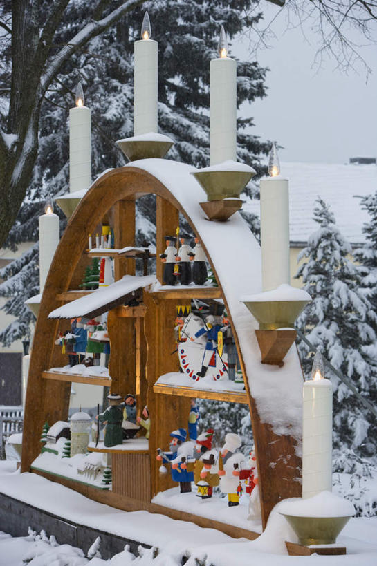 无人,竖图,室外,白天,正面,节能,雪,植物,大雪,摆设,松树,蜡烛,照明,圣诞节,阴影,节日,环保,庆祝,艺术,装饰,光线,灯泡,火焰,人偶,影子,烛光,积雪,雪景,冬季,冬天,燃烧,文化,灯,节能灯,装饰品,树,树木,绿色,自然,模型,装饰物,工艺品,灯具,点燃,庆典,寒冷,生长,能源,成长,纪念,华丽,修饰,照亮,点缀,高雅,木偶,坚定,饰物,简洁,低碳,照明工具,衬托,美观,雅致,雅观,荧光灯,长寿,严寒,木偶人,木人,贞洁,火焰灯泡,尖形灯泡,烛形灯泡,彩图