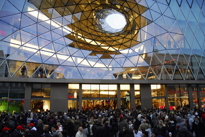 西方人,商店,站,横图,室外,白天,正面,购物,旅游,度假,消费,日落,窗户,门,标志建筑,超市,地标,建筑,德国,欧洲,欧洲人,阴影,服装,光线,影子,墙,晚霞,霞光,落日,灯光,许多人,注视,休闲装,娱乐,建设,玻璃窗,墙壁,墙面,衣服,黄昏,门框,观察,看,站着,一群人,享受,休闲,休闲服,旅游胜地,彩霞,放松,金融,百货,服饰,观看,察看,西欧,关注,选购,贸易,百货公司,德意志联邦共和国,血拼,人山人海,黑森州,夕照,男人,男性,年轻男性,年轻女性,女人,女性,白种人,夕阳,站立,半身,彩图,购物商场,购物中心,商业中心,斜阳