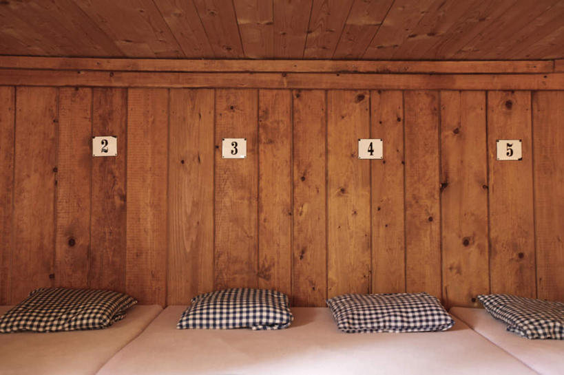 无人,家,木屋,横图,室内,白天,正面,度假,美景,靠垫,城市风光,城市,德国,欧洲,一排,阴影,整齐,光线,标志,数字,文字,影子,字符,景观,靠枕,娱乐,标识,住宅,排列,阳光,号码牌,垫子,枕头,四个,享受,休闲,景色,放松,阿拉伯数字,西欧,队列,德意志联邦共和国,巴伐利亚,巴伐利亚州,拜恩州,拜恩自由州,彩图,茅舍,棚屋,小木屋,小屋